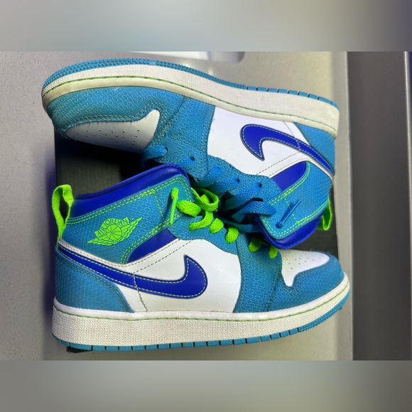 Nike Air Jordan 1 Mid SE (GS)- size 4Y - Picture 10 of 12